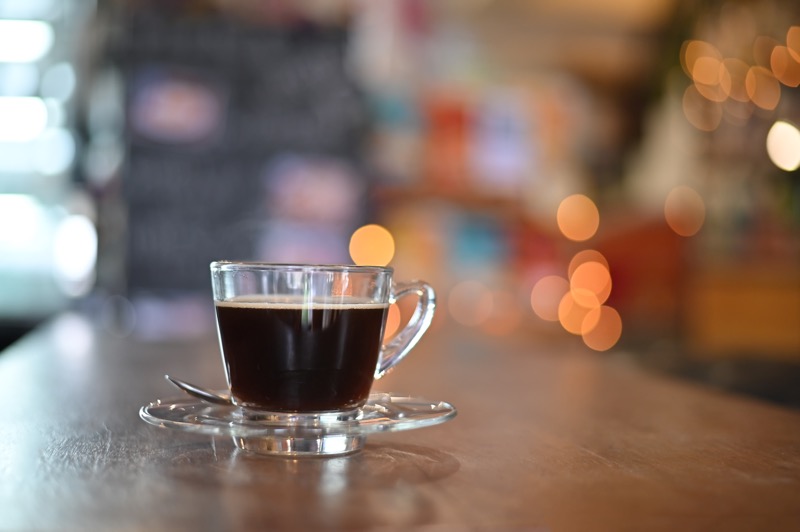 Coffee cup on wood table in cafe.